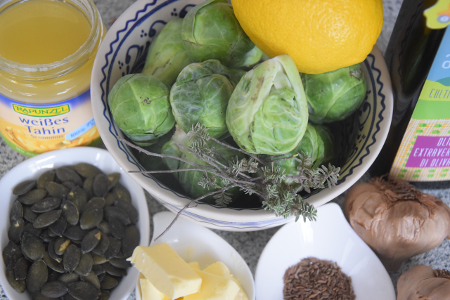 Gebratene Kohlsprossen mit Kürbiskernen und Knoblauch (1)