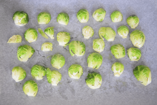 Gebratene Kohlsprossen mit Kürbiskernen und Knoblauch (3)