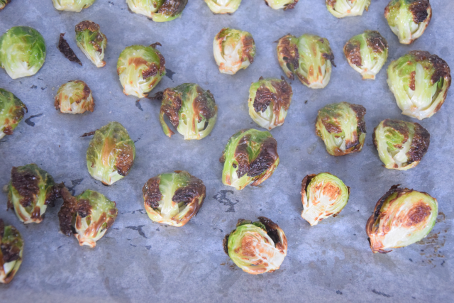 Gebratene Kohlsprossen mit Kürbiskernen und Knoblauch (5)