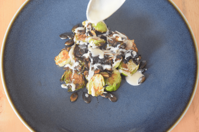 Gebratene Kohlsprossen mit Kürbiskernen und Knoblauch (6)