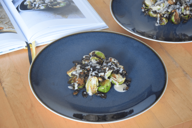 Gebratene Kohlsprossen mit Kürbiskernen und Knoblauch (7)