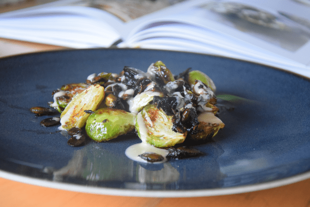 Gebratene Kohlsprossen mit Kürbiskernen und Knoblauch (8)