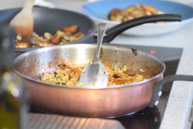 Reis-Pilz-Pfanne mit schwarzem Knoblauch (4)