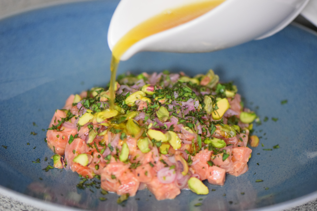 Tatar von der Lachsforelle mit Nussbutter und Pistazien (3)