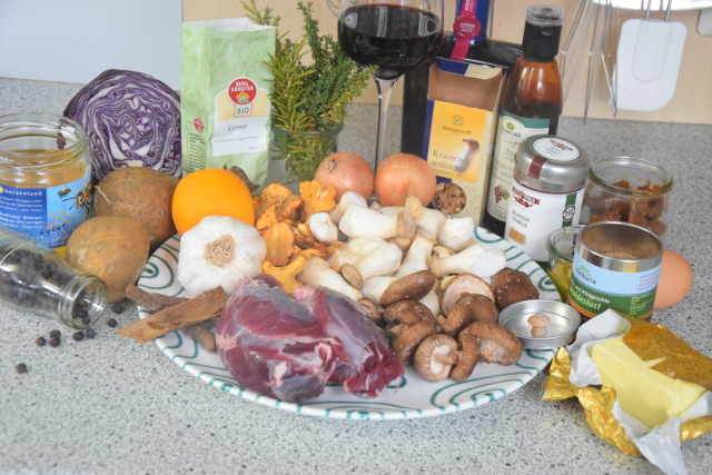 Gebratener Hirsch mit Rotkraut und Schupfnudeln (1).png