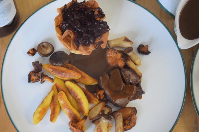 Gebratener Hirsch mit Rotkraut und Schupfnudeln (6)