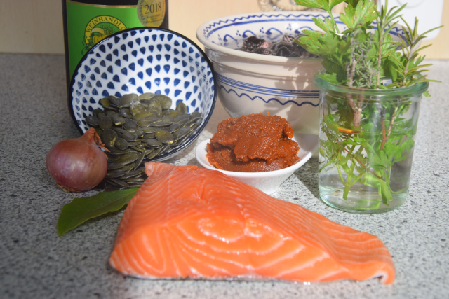 Lachs mit Käferbohnen und Kürbiskern-Gremolata (1).png