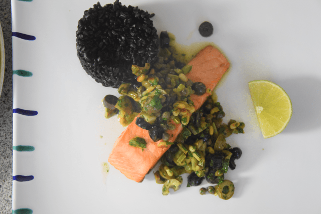 Linsensuppe, Lachs mit Pinienkerne-Salsa, Schokolade (9)