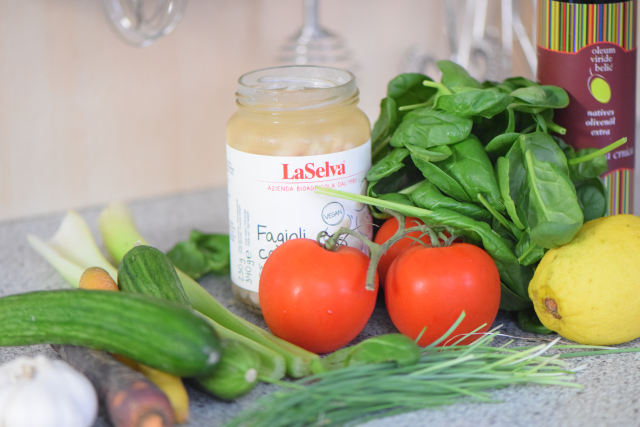 Bohnenspinatpüree mit Gemüsesticks (1)