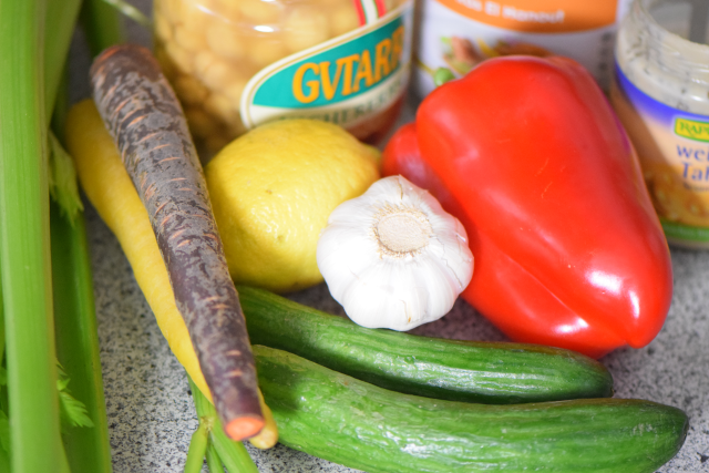 Kichererbsenmus mit Gemüsesticks (1)