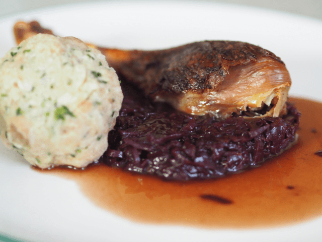 Martinigansl mit Kraut und Knödl (15)