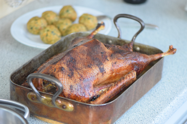 Martinigansl mit Kraut und Knödl (8)