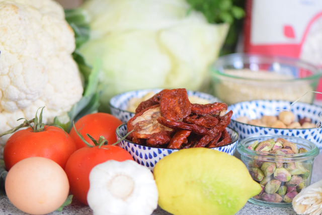 Quinoalaibchen mit Kraut und Tomatennusscreme (1)