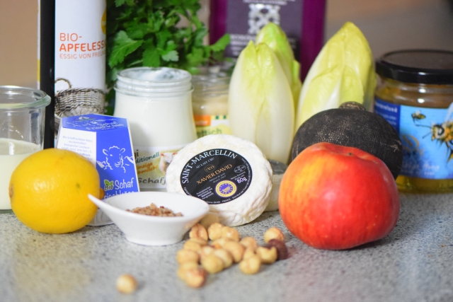 Saint-Marcellin unter Haselnuss-Kruste mit Rettich-Apfel-Salat und Kren-Espuma (1).jpg