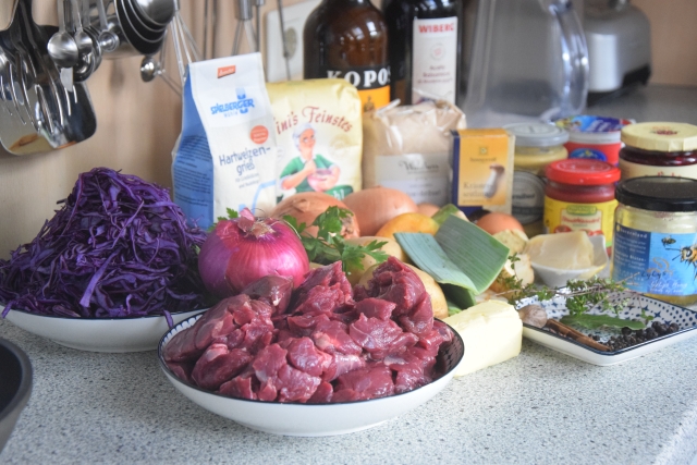 Edelhirschgulyás mit Riesenfingernudeln und Rotkrautknödel (1).jpg