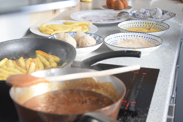 Edelhirschgulyás mit Riesenfingernudeln und Rotkrautknödel (2)