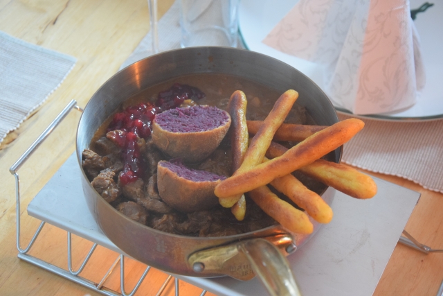 Edelhirschgulyás mit Riesenfingernudeln und Rotkrautknödel (3)
