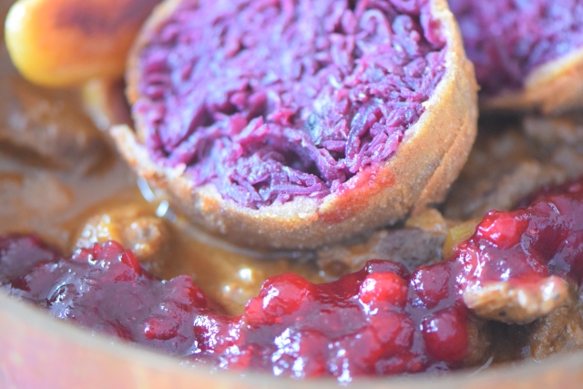 Edelhirschgulyás mit Riesenfingernudeln und Rotkrautknödel (7)