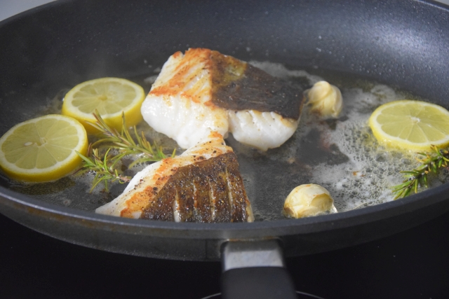 Gebratener Kabeljau Polenta Kräuter Beeren (1)