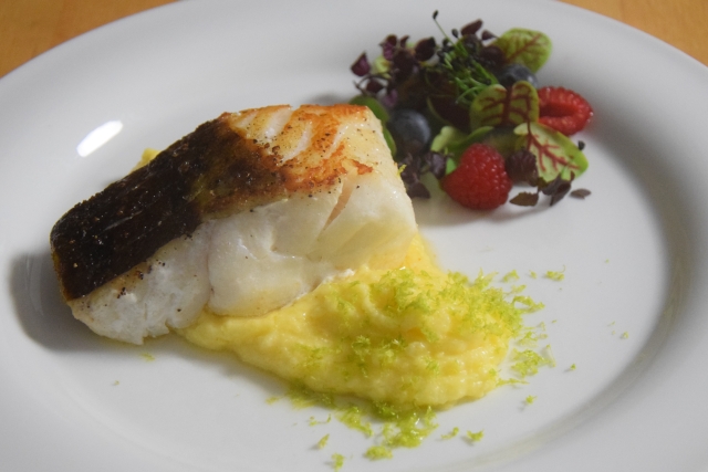 Gebratener Kabeljau Polenta Kräuter Beeren (2)