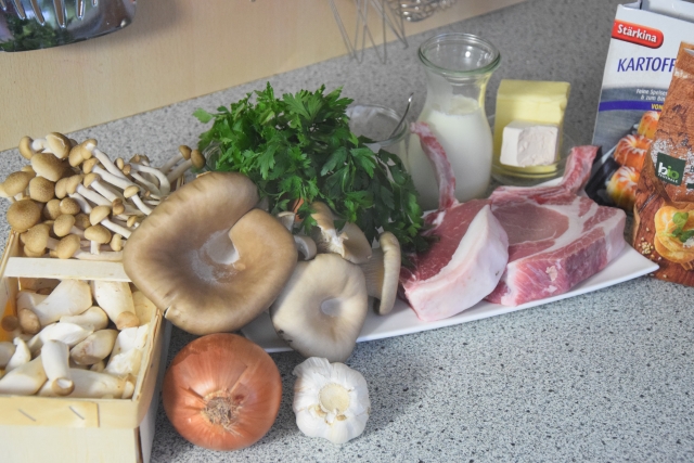 Gulliverknöpfe, Riesenausternpilze, Pilzsauce, Tomahawk-Koteletts (3)