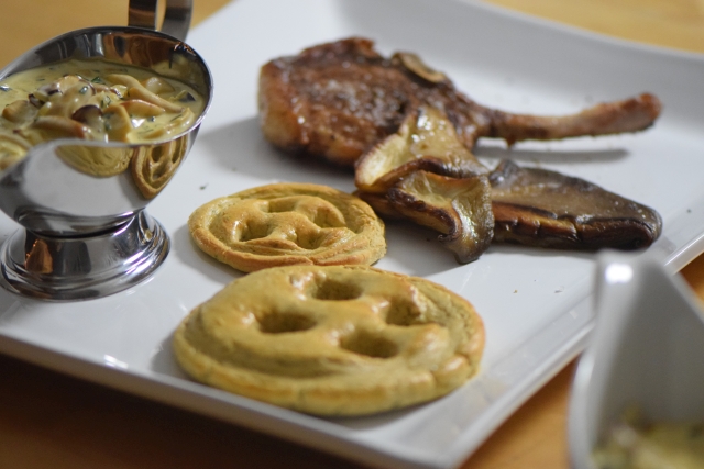 Gulliverknöpfe, Riesenausternpilze, Pilzsauce, Tomahawk-Koteletts (6)