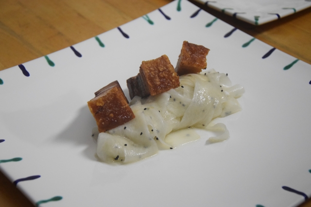 schweinsbratenwürfel mit bierrettich (3)