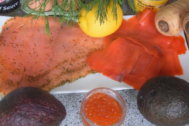 Lachs mit Dille-Avocadowürfeln auf Pastinakenpuffer (1)