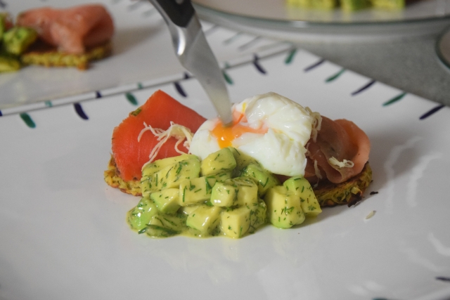 Lachs mit Dille-Avocadowürfeln auf Pastinakenpuffer (2)