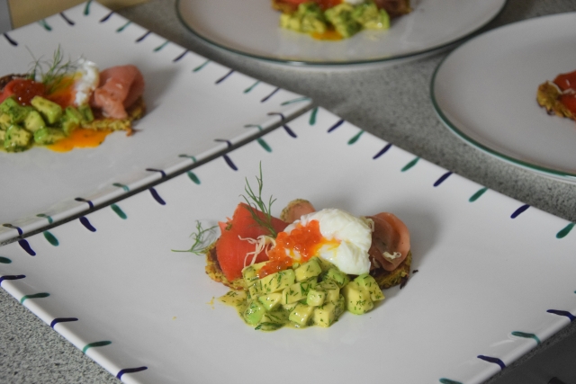 Lachs mit Dille-Avocadowürfeln auf Pastinakenpuffer (4)