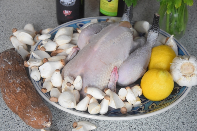 Schwarzfederhuhn mit Maniok Frites (1)