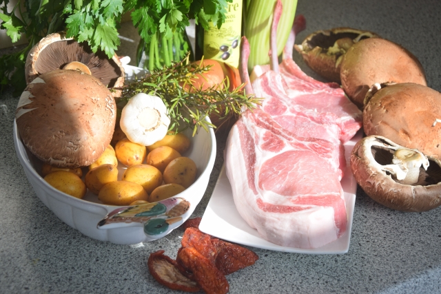 Schweins-Kotelett mit gefüllten Portobellos (1).jpg