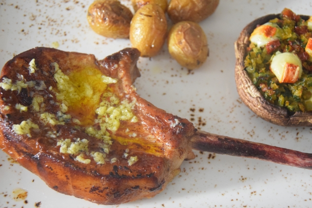 Schweins-Kotelett mit gefüllten Portobellos (5)