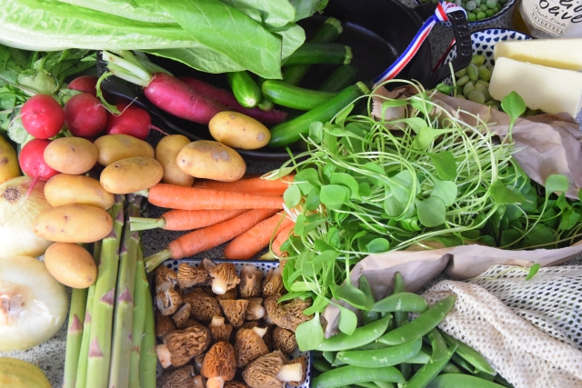 Kokotte mit Frühlingsgemüse und Mailinge (1).jpg