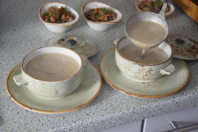 Schwammerlsuppe mit Hadnsterz dann Basilikum-Stubenkuken (3)