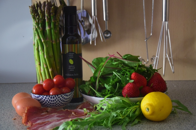 Spargel-Erdbeeren mit pochiertem Ei (1)