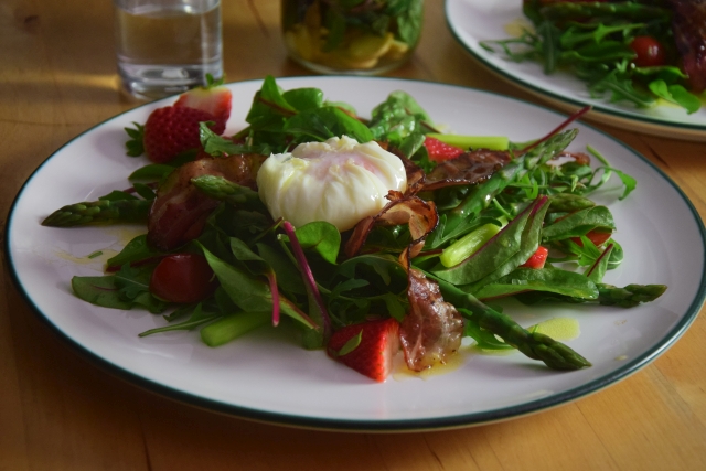 Spargel-Erdbeeren mit pochiertem Ei (2)