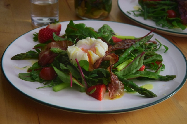 Spargel-Erdbeeren mit pochiertem Ei (3)