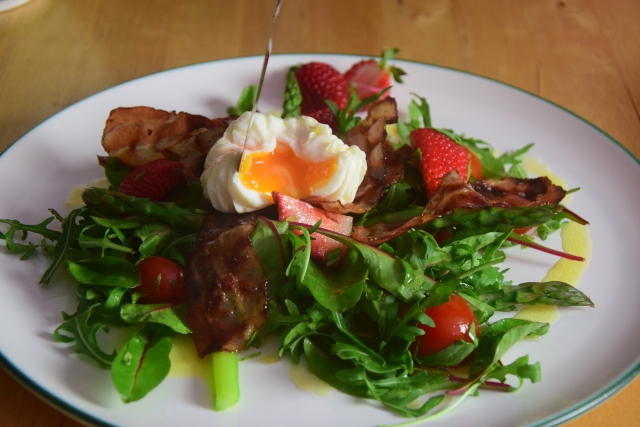 Spargel-Erdbeeren mit pochiertem Ei (4)