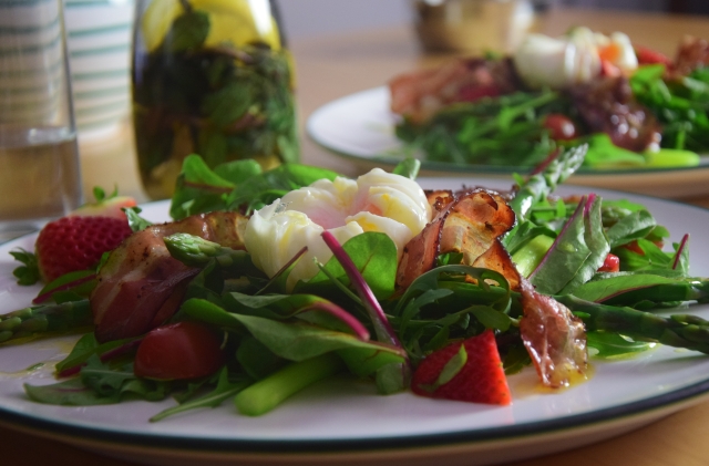 Spargel-Erdbeeren mit pochiertem Ei (5)