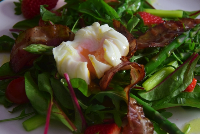 Spargel-Erdbeeren mit pochiertem Ei (6)