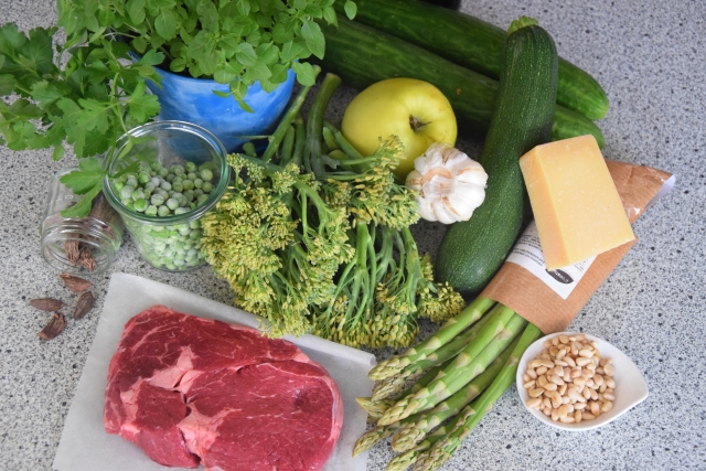 Wilder Brokkoli-Erbsen-Teller mit Entrecote (1).jpg