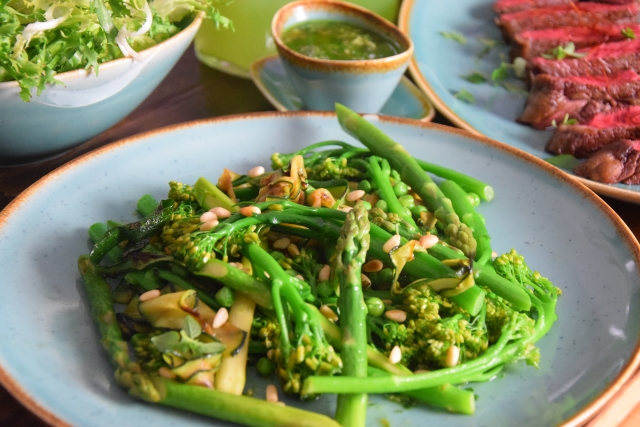 Wilder Brokkoli-Erbsen-Teller mit Entrecote (4)