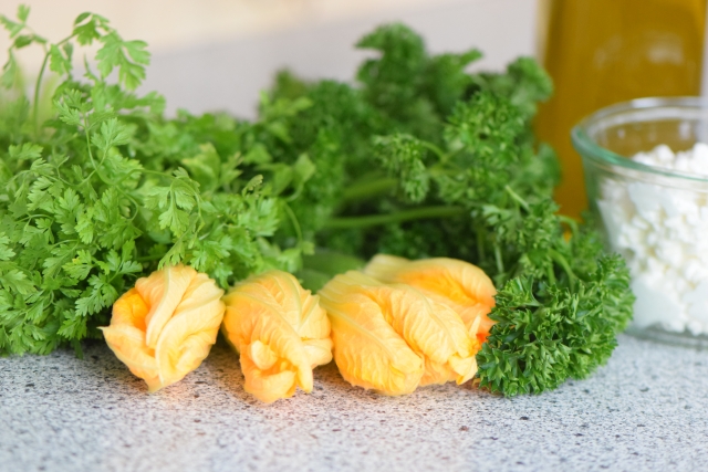 Gefüllte Zucchiniblüten mit frittierter Petersilie (1)