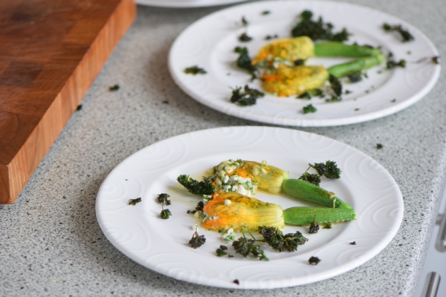 Gefüllte Zucchiniblüten mit frittierter Petersilie (2).jpg