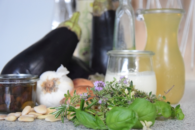 Melanzani-Kräuter-Suppe mit Taggiasche-Oliven (1).jpg