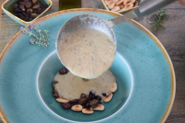 Melanzani-Kräuter-Suppe mit Taggiasche-Oliven (5)