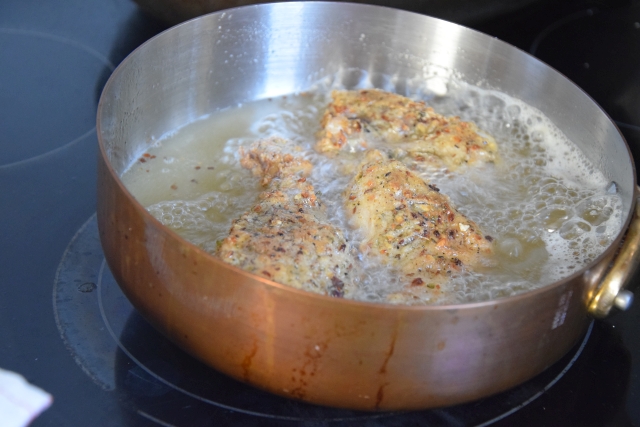 Panierte Hühnerkeulen mit Mandeln (3)