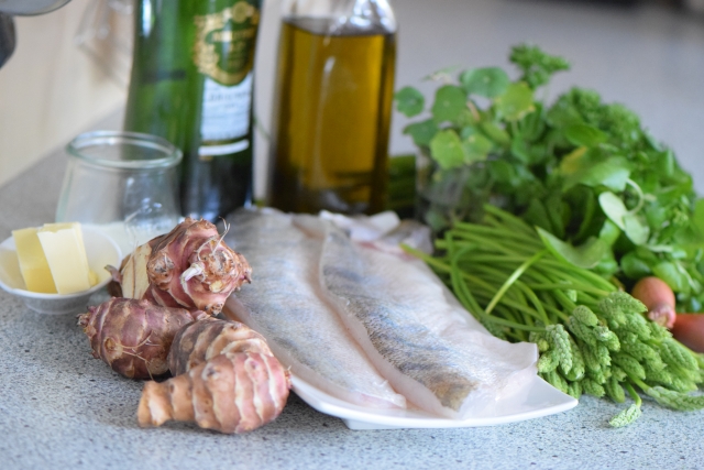 Zander mit Wildspargel, Brunnenkresse-Püree und Topinambur-Chips (1)