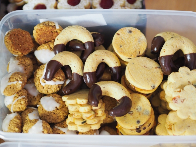 Von links nach rechts: Haferkekse, Schokovanillekipferl, Schoko-Orangenkekse, Butterkekse mit Orangade